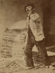 Gestellte Aufnahme eines Zeitungsjungen, der die Nachrichten des Chicago-Feuers von 1871 ausruft, 1871